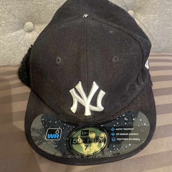 New Era Other - New era New York black Yankee hat with ear warmer sides